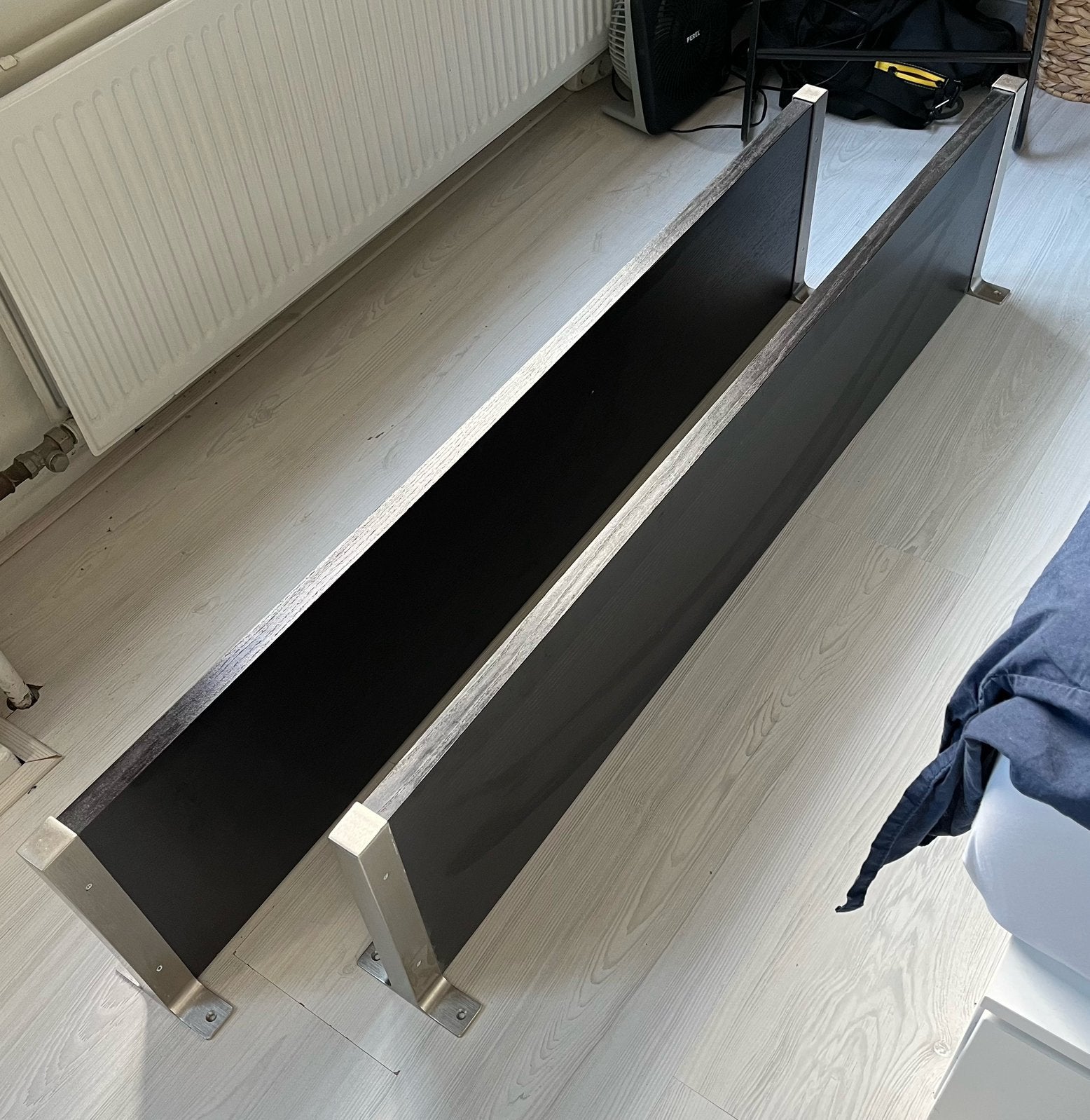 2x zwarte houten wandplank met RVS beugels industrieel, Ophalen, Zo goed als nieuw