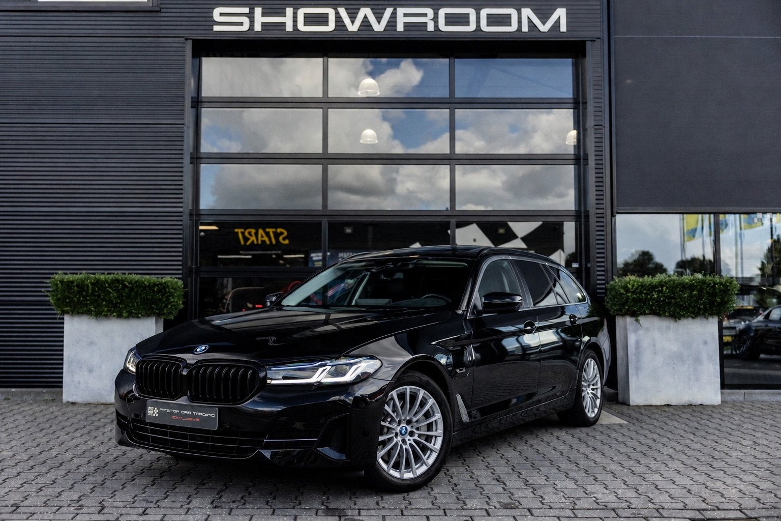 BMW 5-serie Touring 530e xDrive, Pano, Volleder Comfortstoel, Auto's, BMW, 1998 cc, Gebruikt, 4 cilinders, 2000 kg
