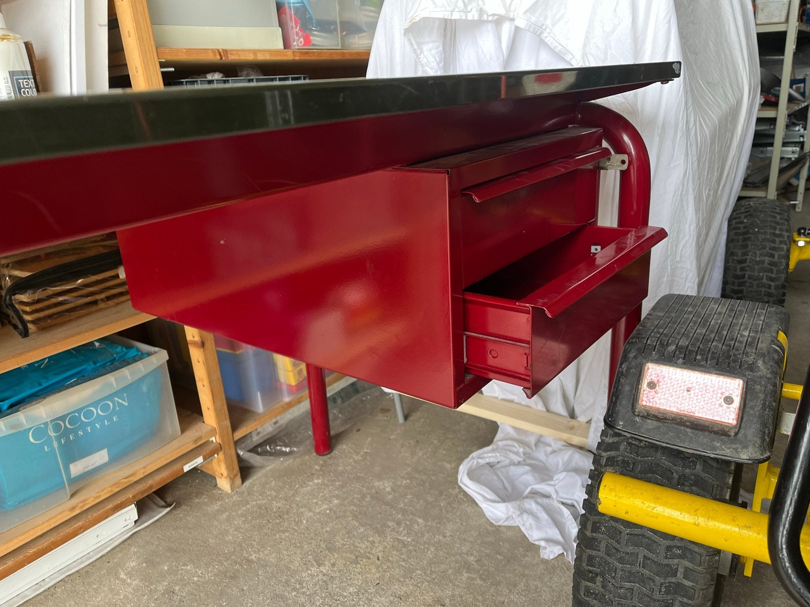 Foto 2 van Vintage bureau met lades - Rood/Wit