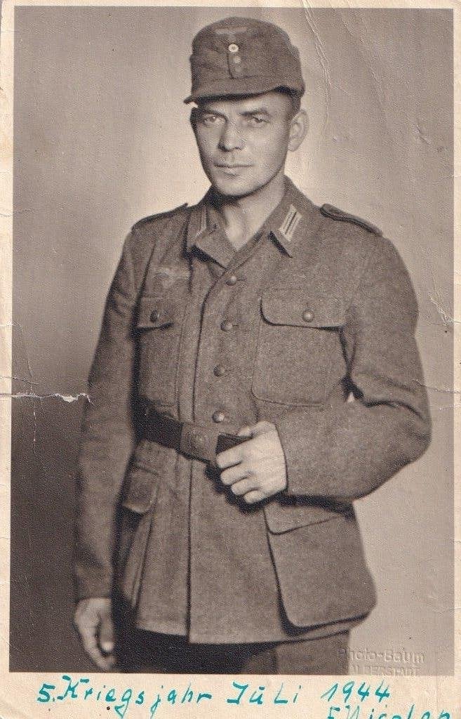 Originele WO2 Foto Wehrmacht M43 Feldmütze Juli 1944, Ophalen of Verzenden, Nederland, Foto of Poster