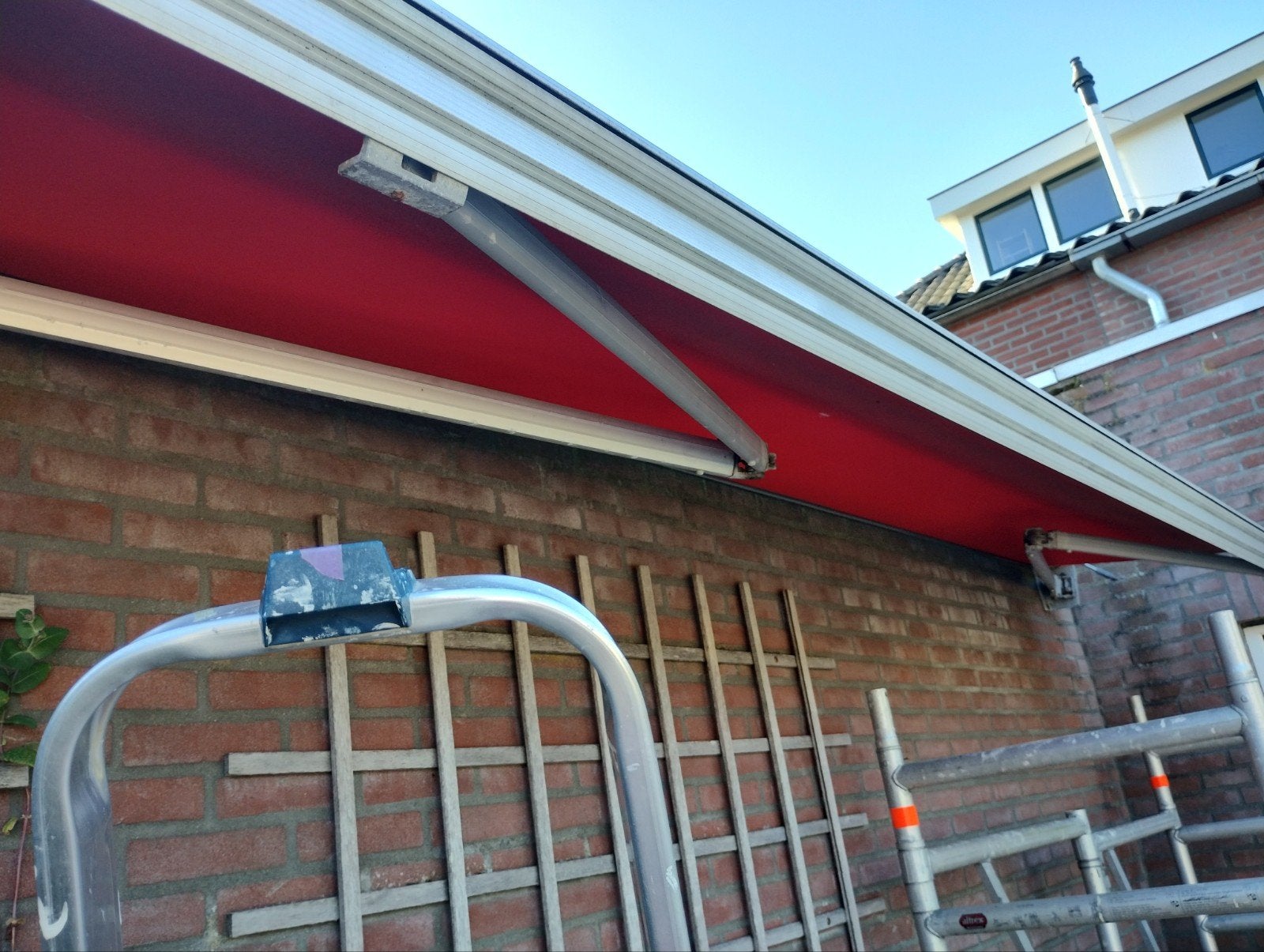 Rood knikarm zonnescherm, 400 cm breed, Tuin en Terras, Zonneschermen, Ophalen, Gebruikt, 150 tot 300 cm, 250 cm tot 450 cm