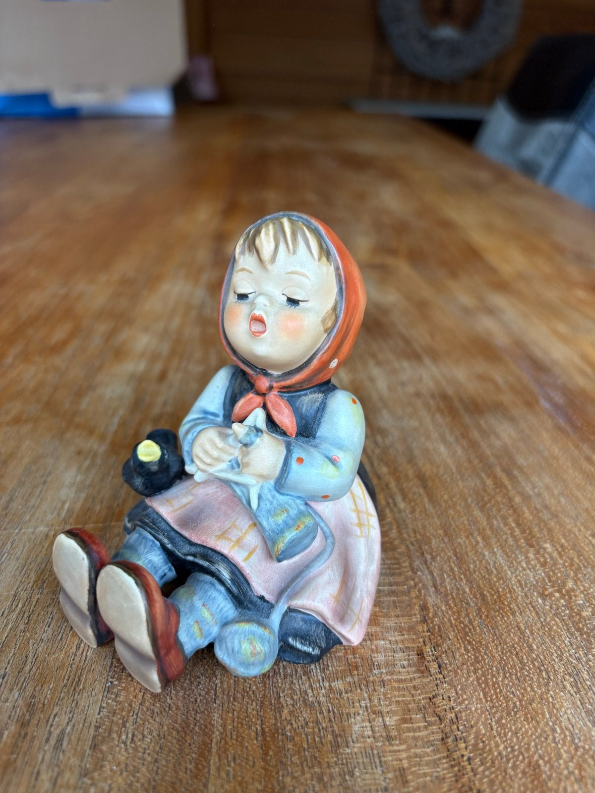 Vintage Hummel beeldje: Meisje met sjaal, Ophalen of Verzenden, Gebruikt, Hummel