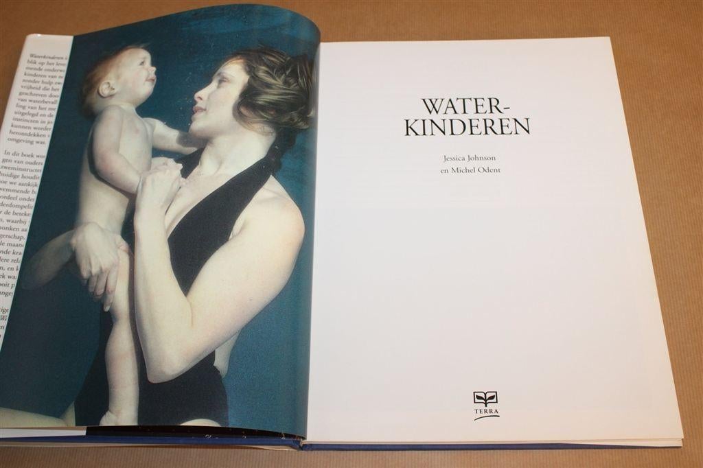 Waterkinderen — Waterbevalling & Baby Geboorte Fotoboek, Ophalen of Verzenden, Gelezen, Overige onderwerpen, Achtergrond en Informatie