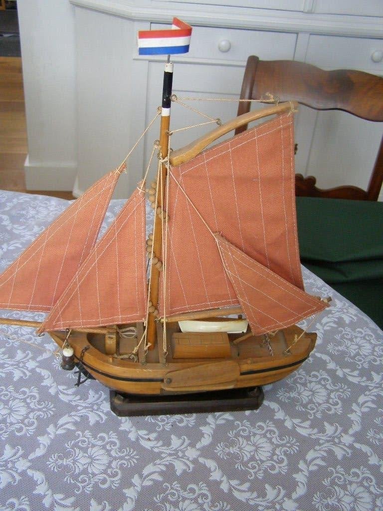 modelbootje Botter op standaard Met tuigage en zwaarden 25cm, Hobby en Vrije tijd, Modelbouw | Boten en Schepen, Ophalen of Verzenden
