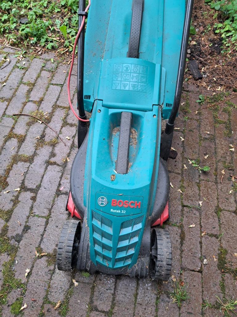 Bosch Rotak 32 elektrische grasmaaier met afneembare bak, Tuin en Terras, Grasmaaiers, Ophalen, Cirkelmaaier, Gebruikt, Elektrische grasmaaier