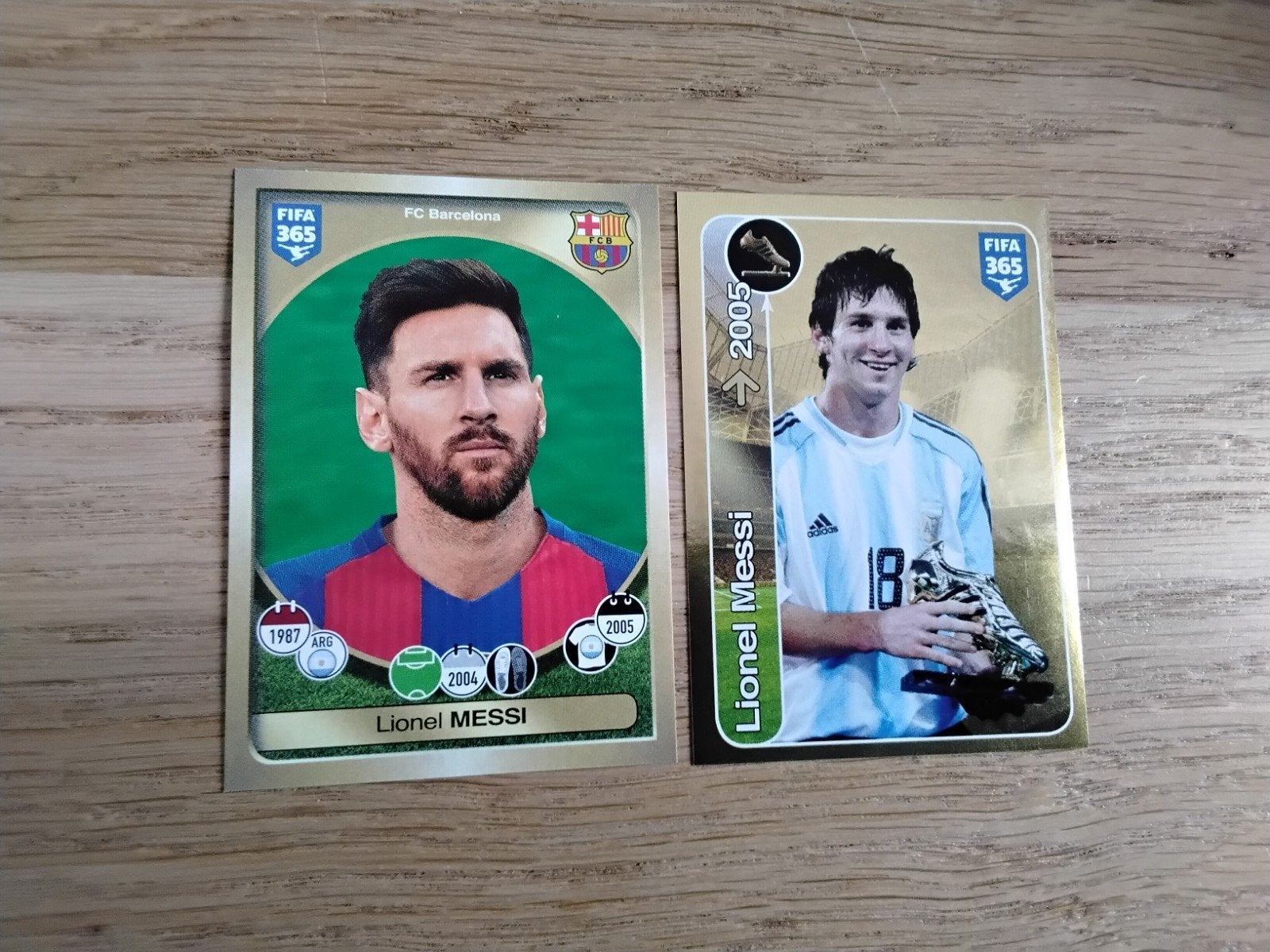 2 Panini FIFA 365 stickers Lionel Messi Barcelona, Verzamelen, Ophalen of Verzenden, Zo goed als nieuw, Buitenlandse clubs, Poster, Plaatje of Sticker