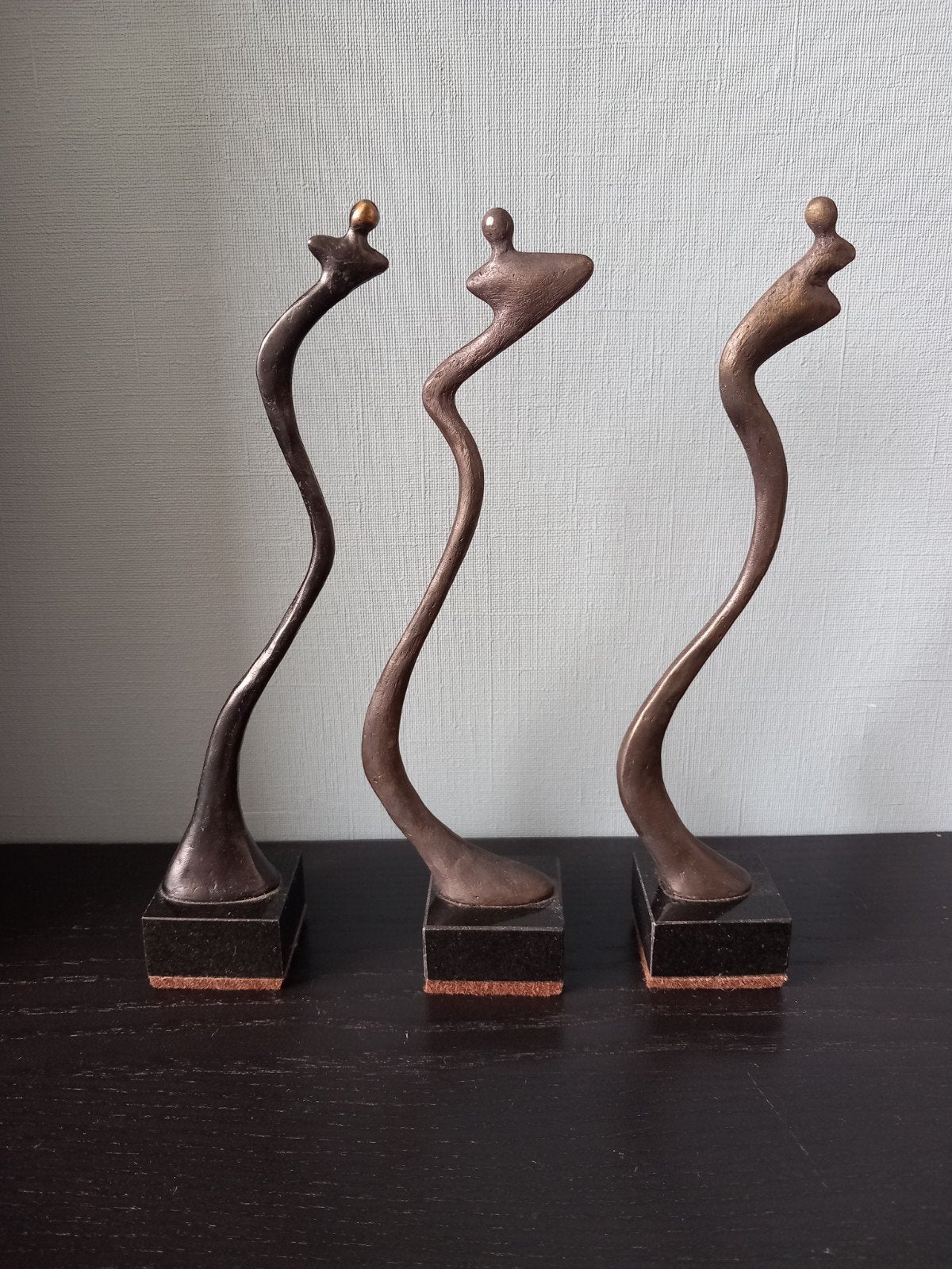 Abstract bronzen beeldje op sokkel - Modern design, Antiek en Kunst, Ophalen of Verzenden, Brons, 20 - 50 cm, Beeld