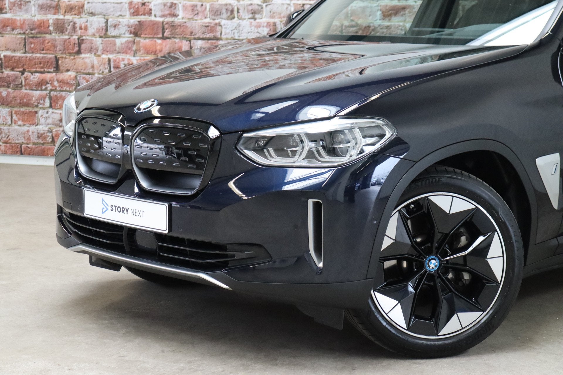 BMW iX3 High Executive 80 kWh Automaat / SoH 97% / Driving A, Auto's, Automaat, Dealer onderhouden, Achterwielaandrijving, Gebruikt