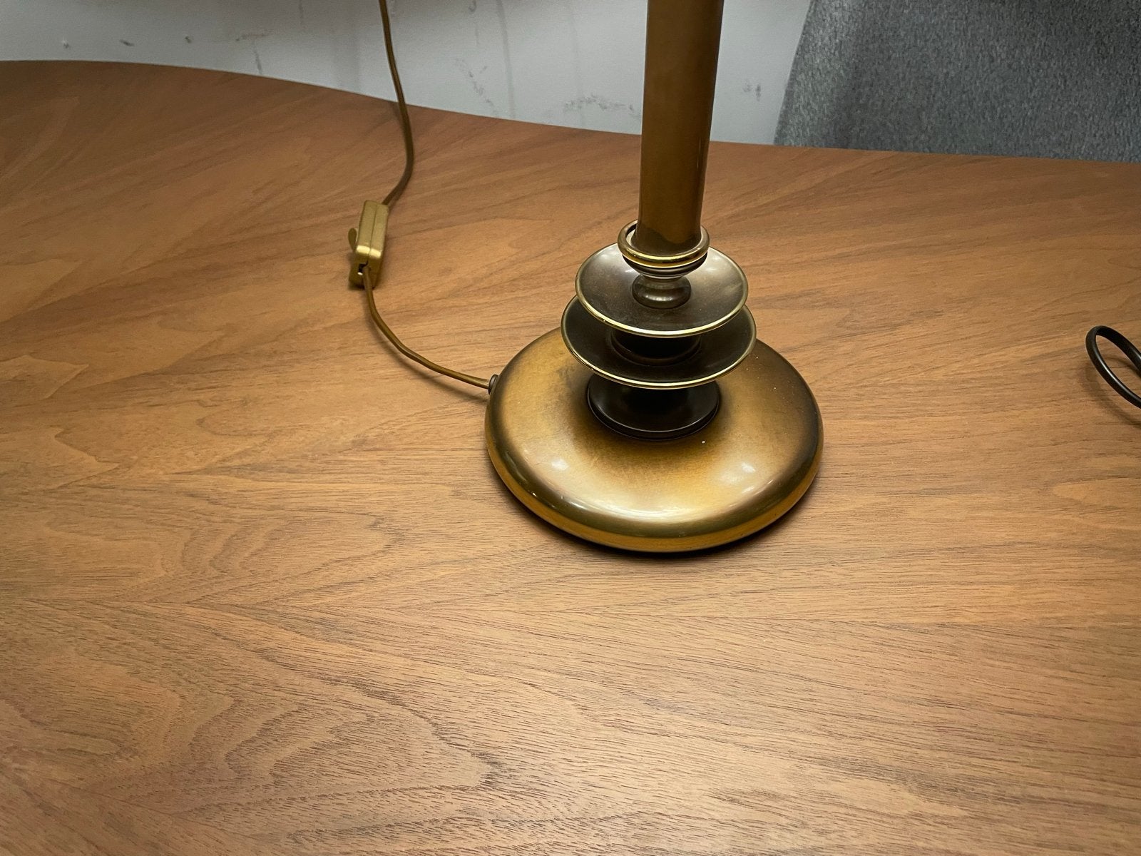 Grote Tiffany tafellamp brons voet 60cm hoog, 52cm diameter, Ophalen