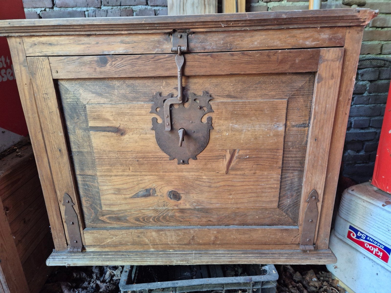 Rustieke houten wijnkast met smeedijzeren beslag, Ophalen, Gebruikt, Hout
