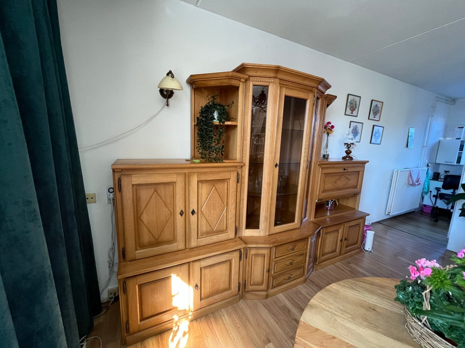 Eikenhouten wandmeubel met vitrine en veel opbergruimte, Huis en Inrichting, Ophalen, 250 tot 300 cm, Gebruikt, 200 cm of meer