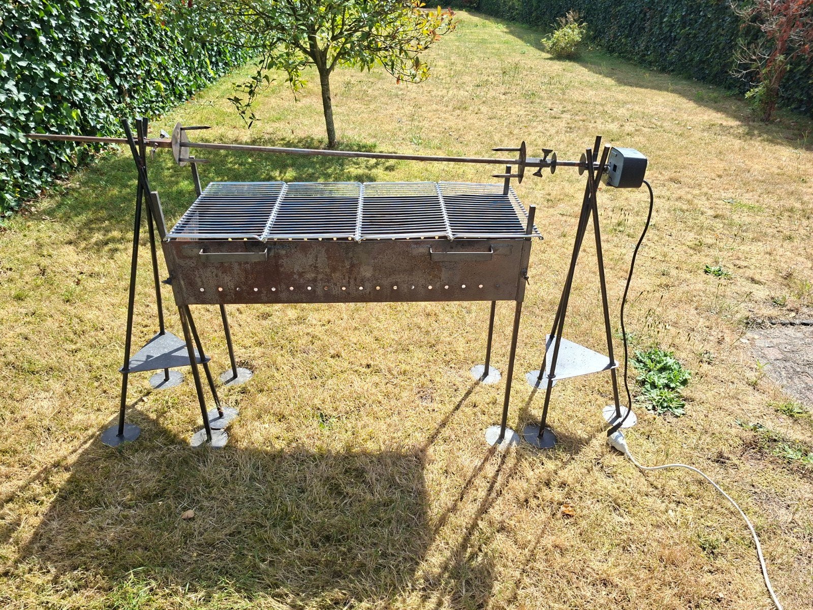 Grote barbecue met draaispit en motor, Tuin en Terras, Barbecue-accessoires, Gebruikt, Ophalen of Verzenden
