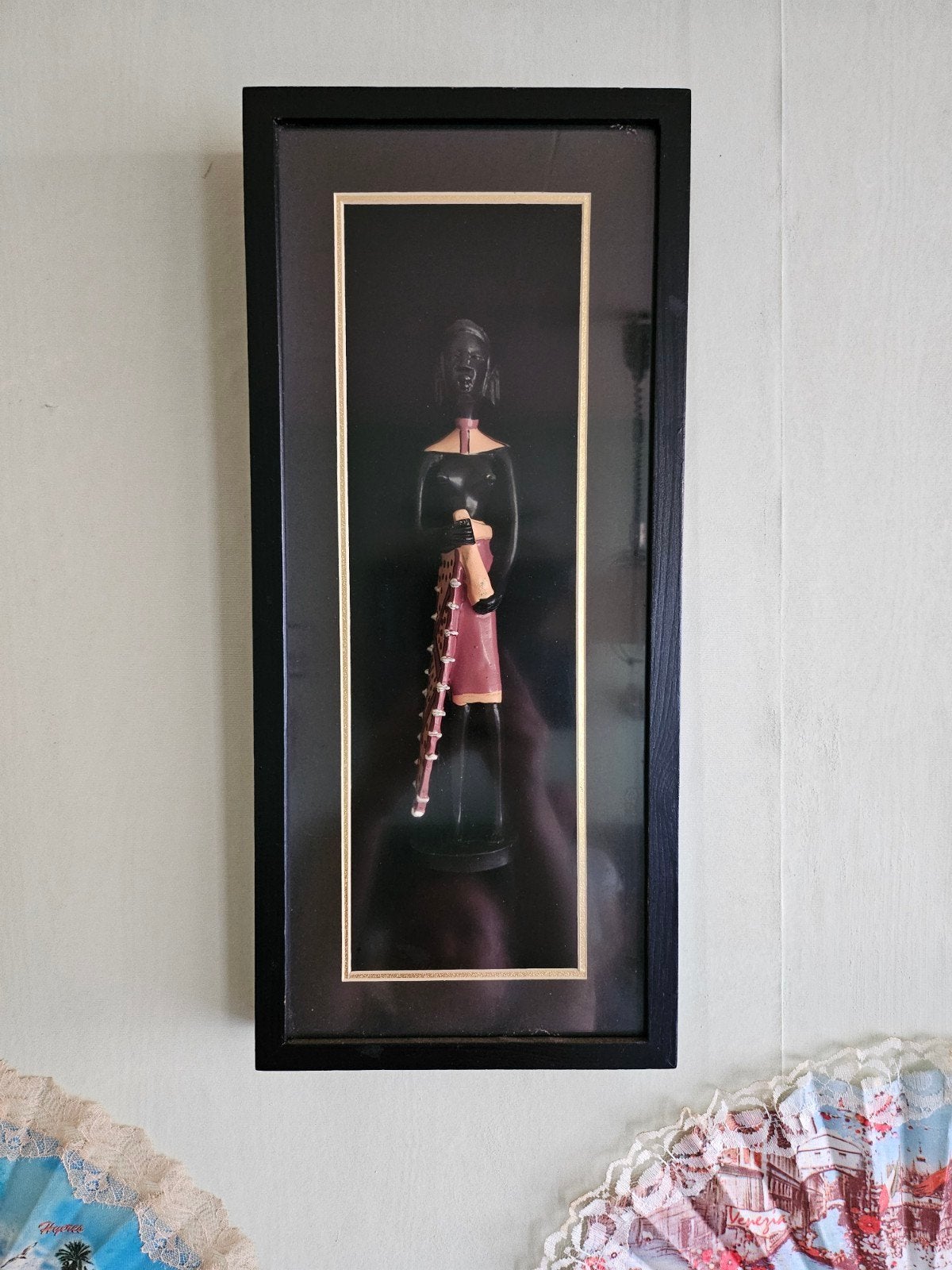 Ingelijst Afrikaans Beeld - Houtsnijwerk, Antiek en Kunst, Kunst | Niet-Westerse kunst, Hout, Afrika, Beeld, Ingelijst