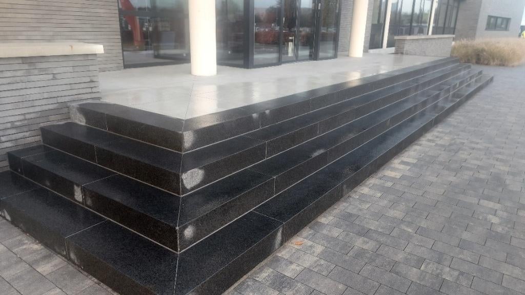 Gebruikte Basalt TRAPTREDE 100Lx20Hx30B, Ophalen, Gebruikt, Biels, Natuursteen