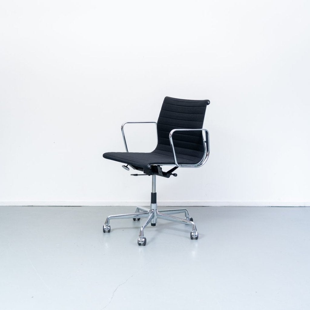 Vitra EA 117 Bureaustoel Zwart Hopsak - Gepolijst, Niet ingevuld, Zo goed als nieuw, Niet ingevuld, Niet ingevuld