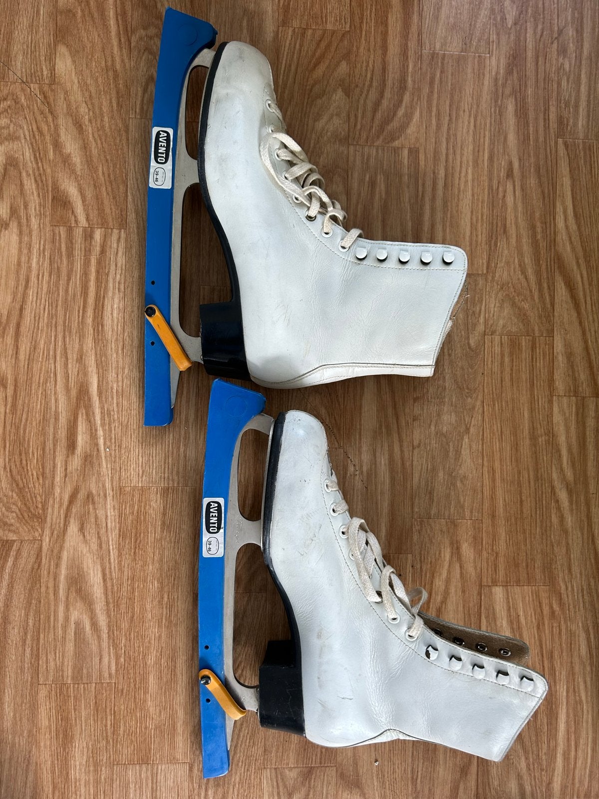Witte kunstschaatsen maat 42 met schaatsbeschermers, Sport en Fitness, Gebruikt, Kunstschaatsen, Ophalen, Overige merken