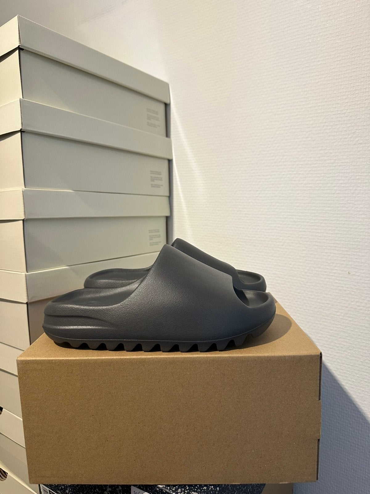 Yeezy Slide "Granit" 40,5, Kleding | Heren, Zwart, Nieuw, Ophalen of Verzenden, Sneakers of Gympen