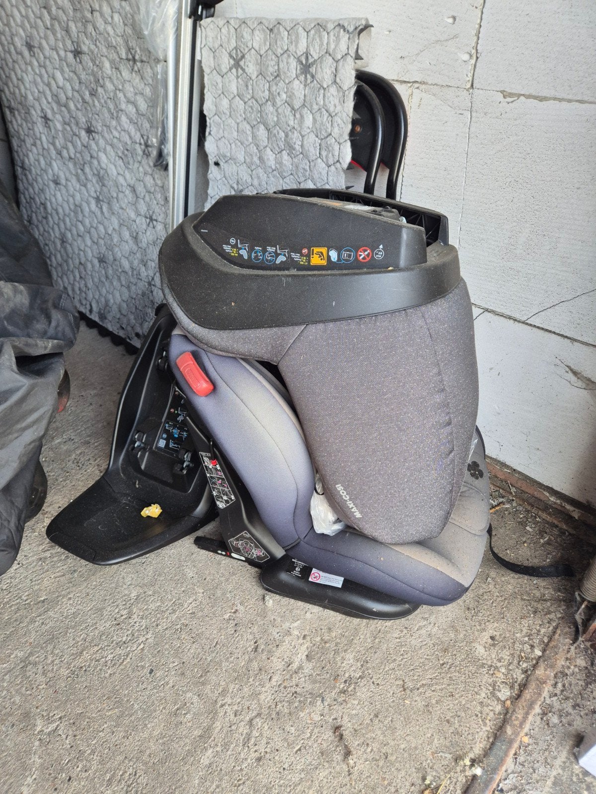 2 Maxi-Cosi kinderzitjes, waarvan 1 met base, Ophalen, Autogordel of Isofix, Gebruikt, Zijbescherming