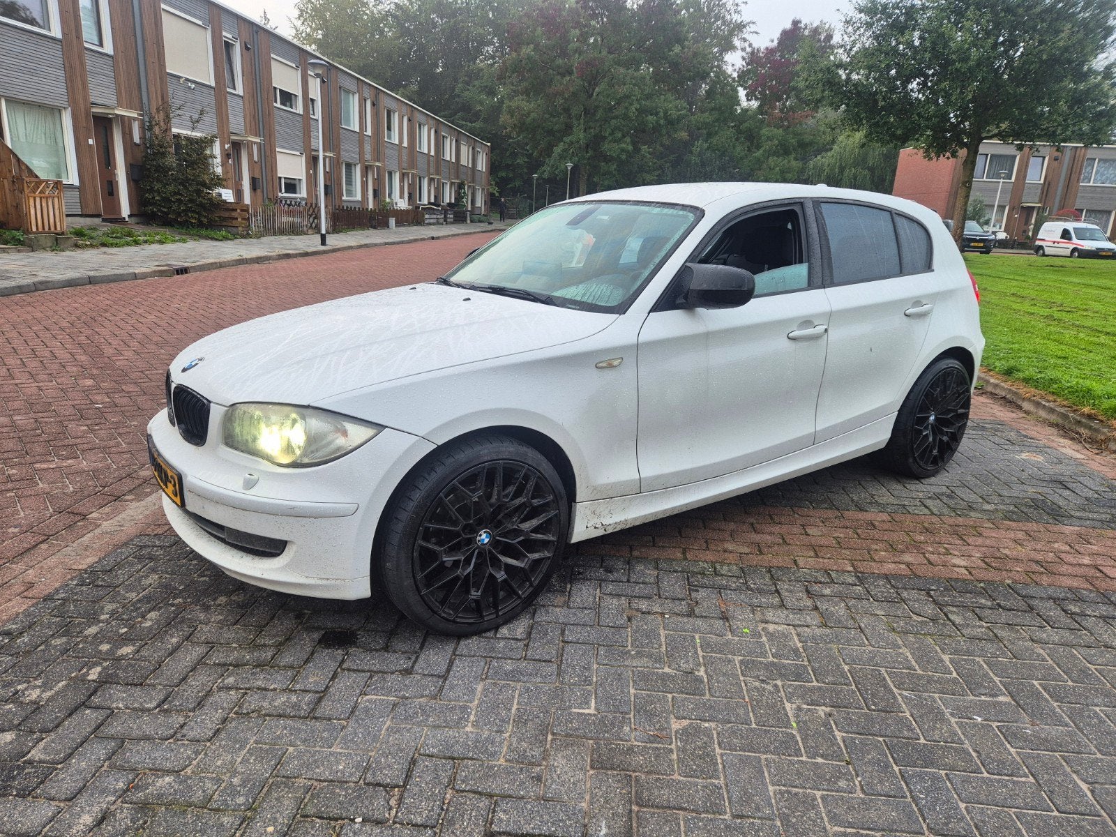 BMW 1-Serie 2.0 116I 5DR 2011 Wit nieuwe apk, Auto's, 1-Serie, Achterwielaandrijving, 1995 cc, Zwart