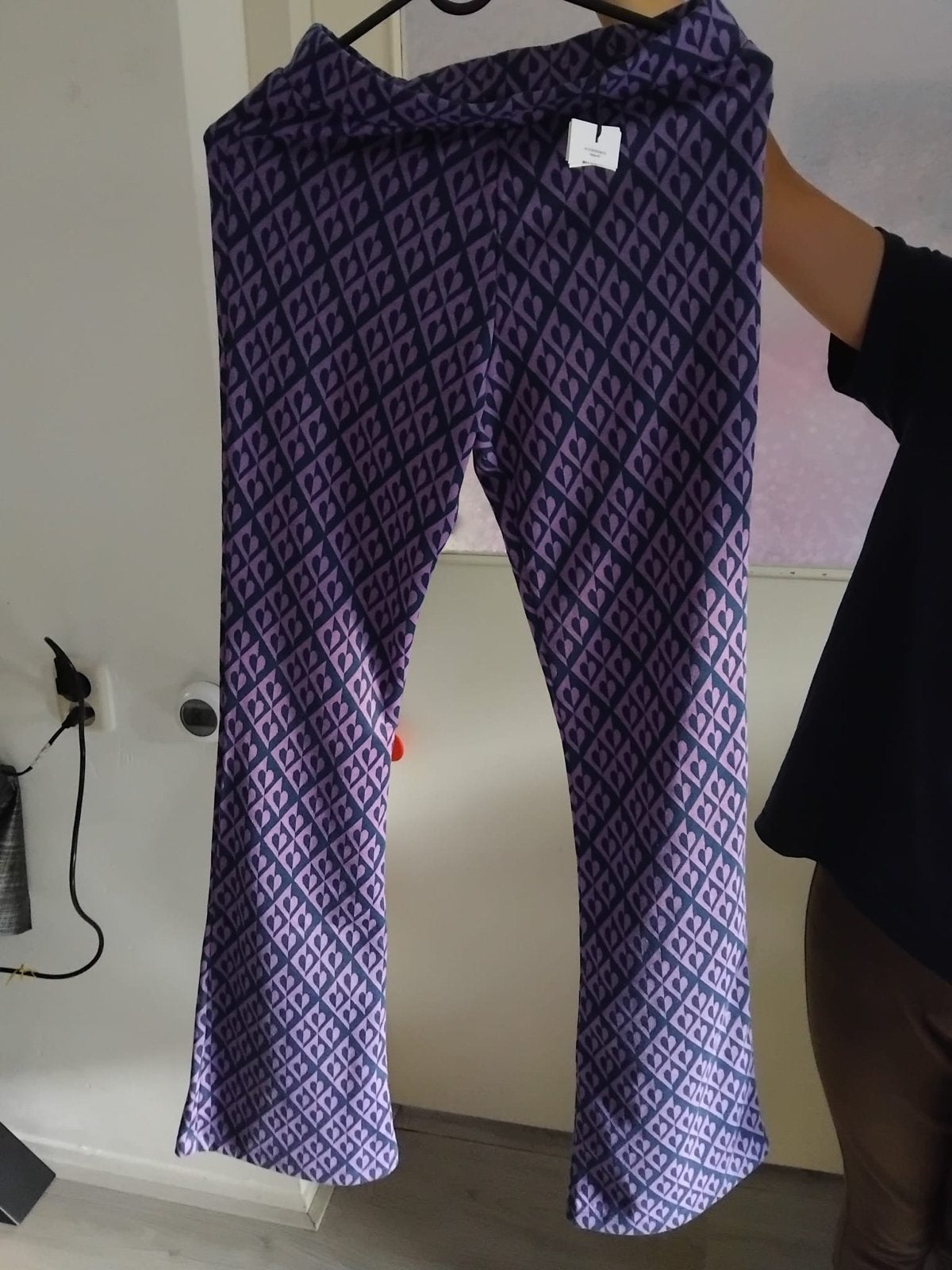 WE flared broek met paars/zwart patroon, Paars, Nieuw, Ophalen of Verzenden, Maat 34 (XS) of kleiner