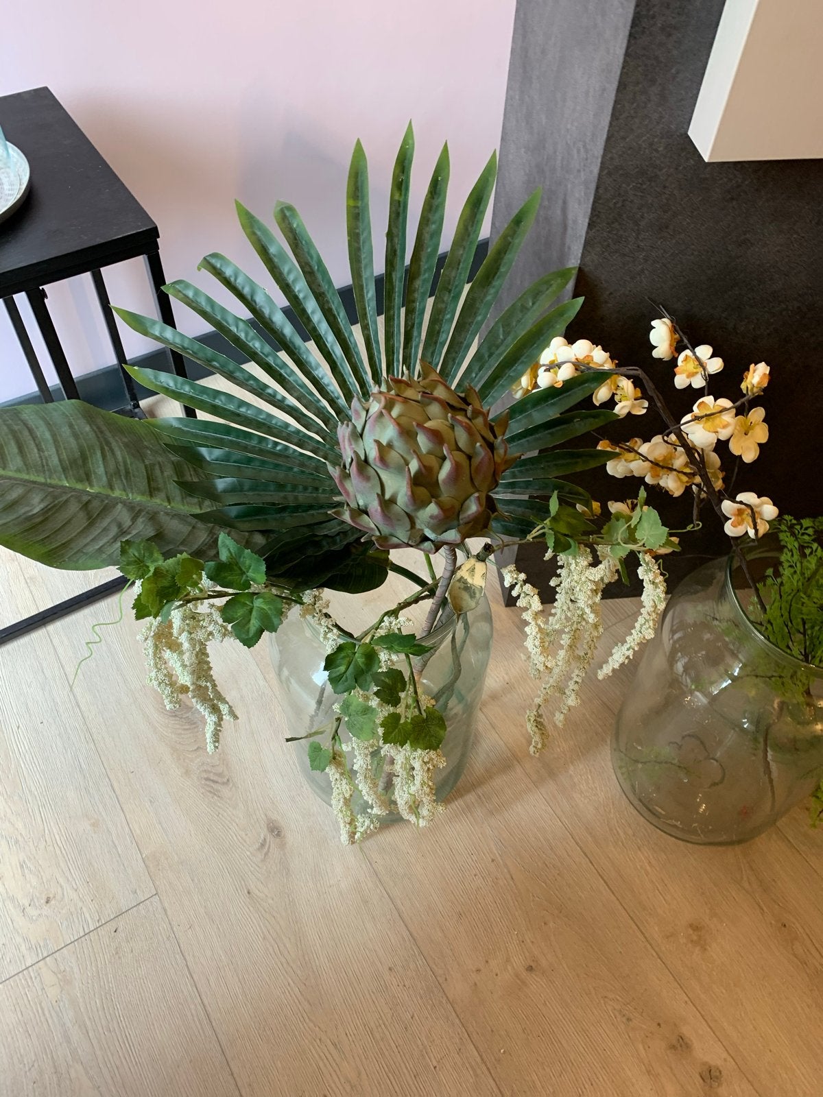 2x Grote glazen vaas met kunstbloemen en planten, Ophalen, Transparant, Inclusief decoratie, Glas