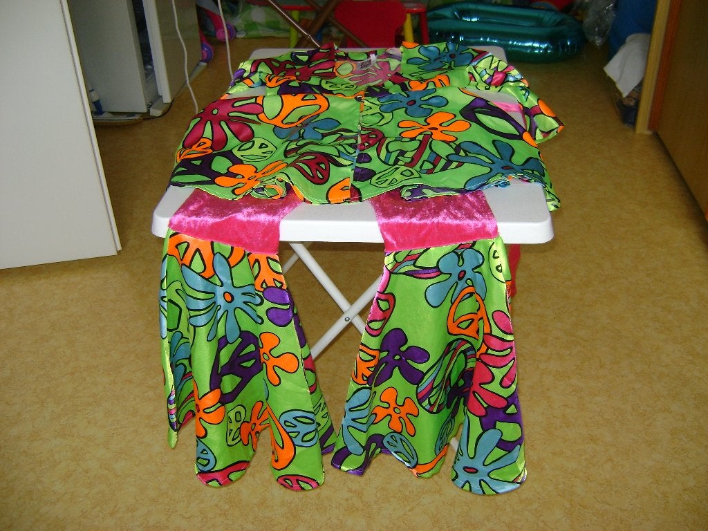 hippie/discopak broek wijde pijpen en roze velourse bovenk s, Carnaval, Ophalen of Verzenden, Zo goed als nieuw, Kleding