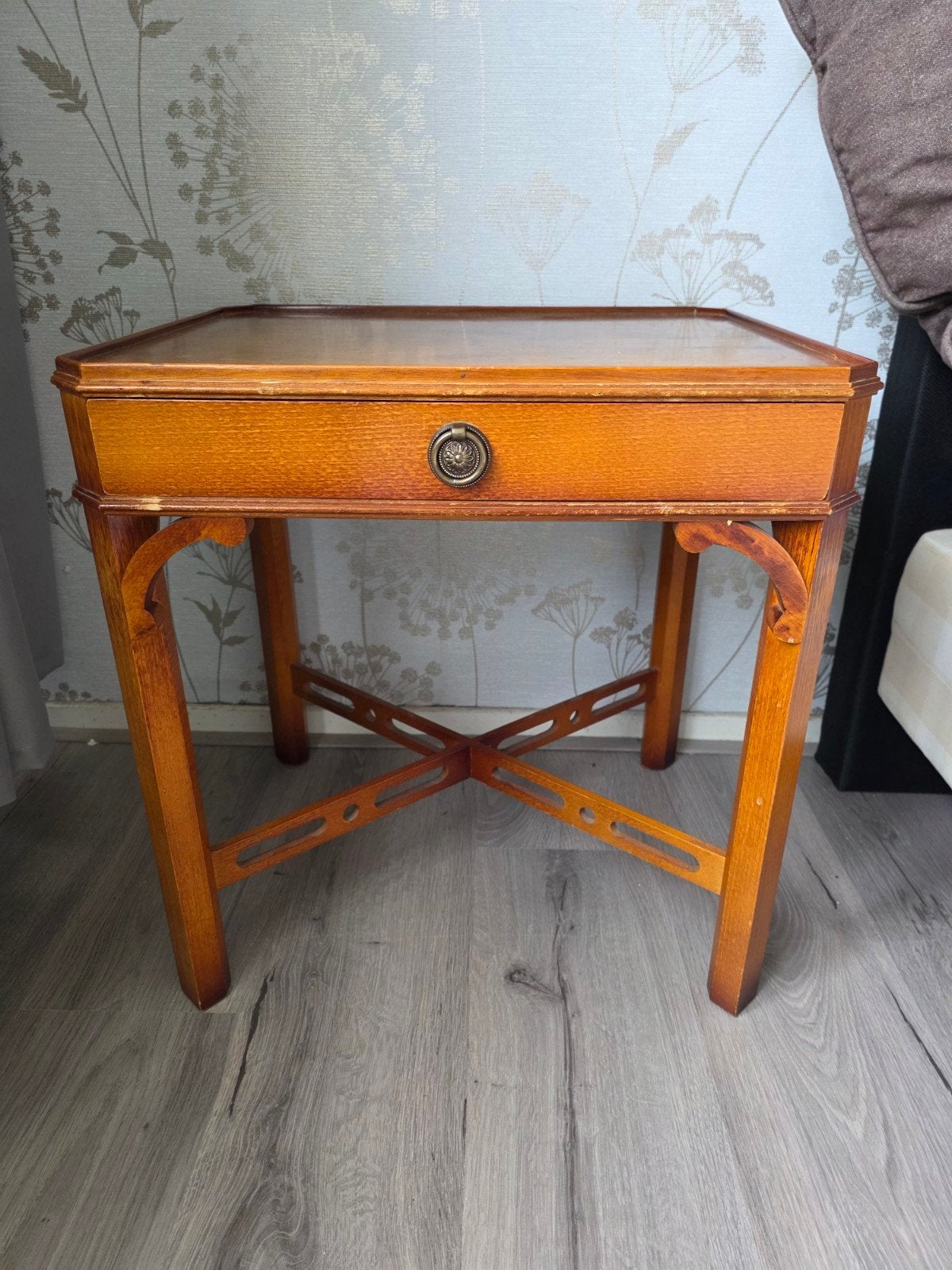 Vintage houten Chippendale bijzettafel met lade, Ophalen