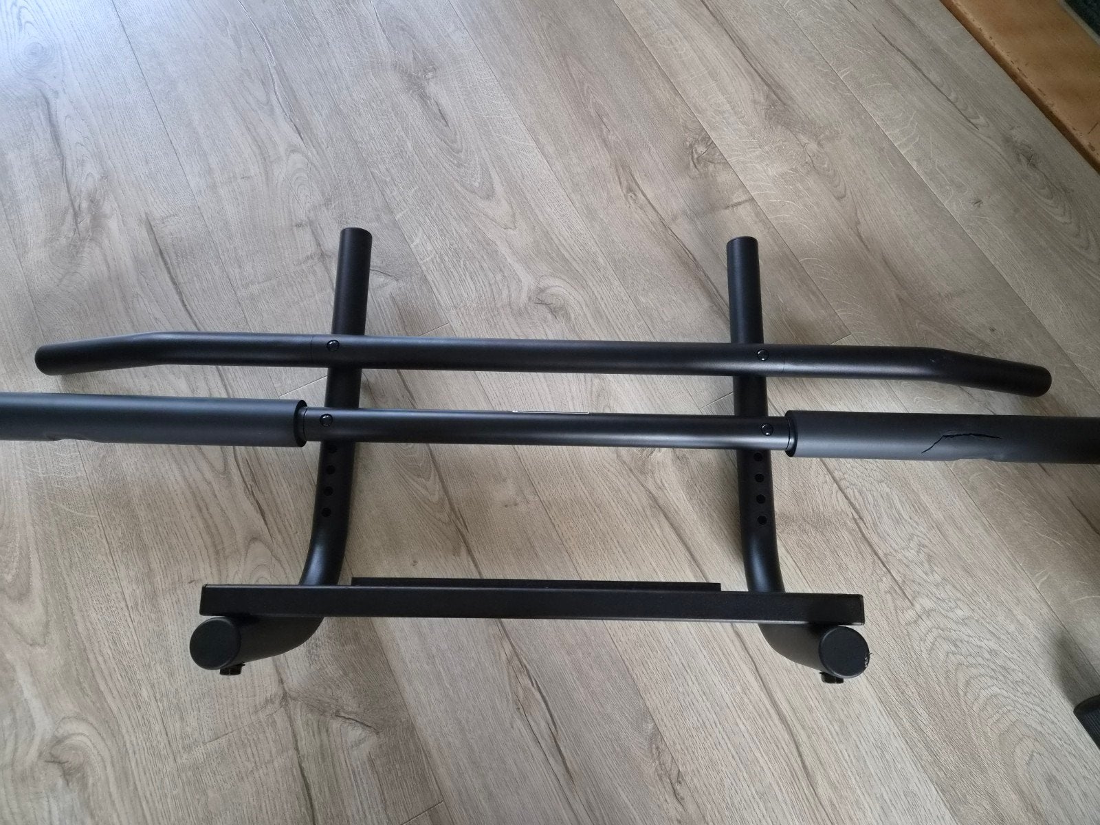 Domyos optrekstang deurpost 105 cm – Decathlon – z.g., Sport en Fitness, Ophalen, Gebruikt, Armen, Oprekstang