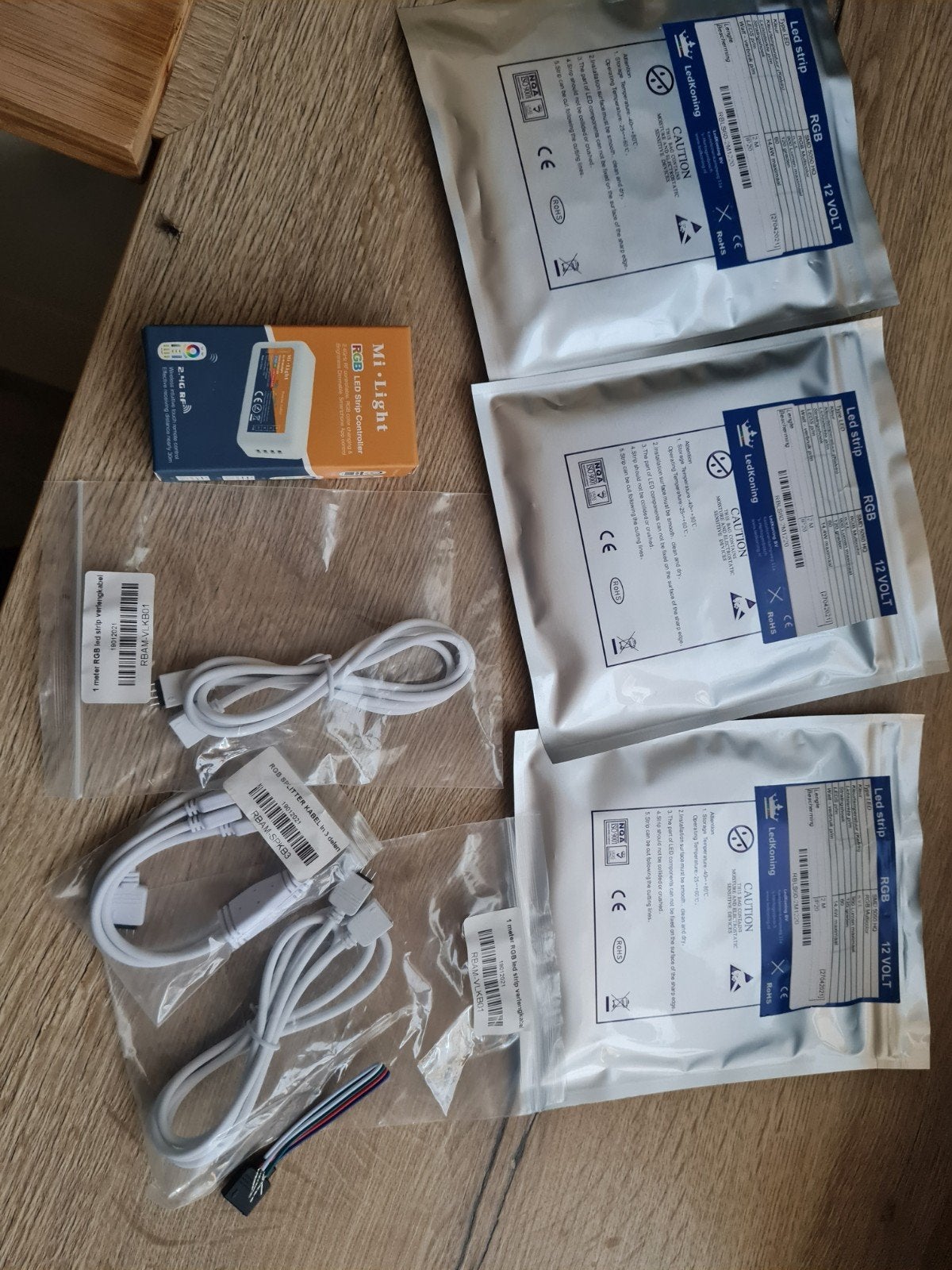 3x RGB LED strip 2m met controller en kabels, Overige merken, Kunststof, Meerkleurig, Nieuw