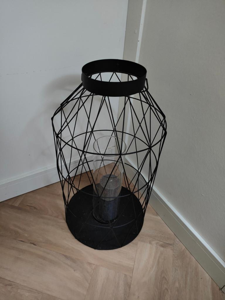 Zwarte metalen draad lantaarn met glazen cilinder, 60 cm, Ophalen, Gebruikt, 50 tot 75 cm, Zwart