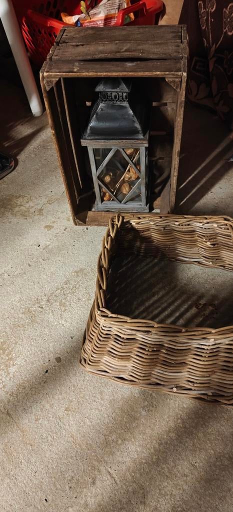 Houten kist met lantaarn en omzet riet voor kerstboom, Ophalen