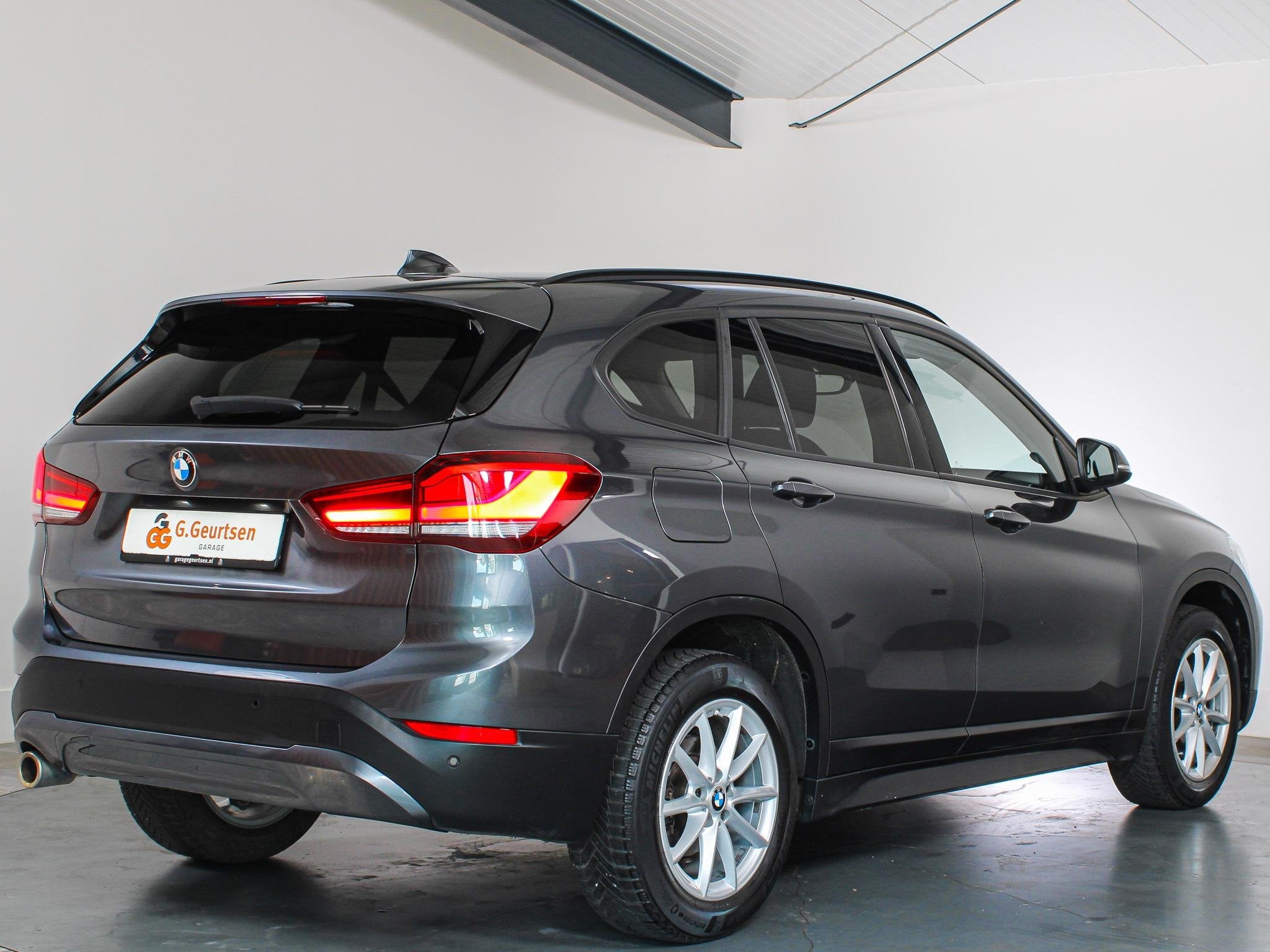 BMW X1 sDrive18i Executive LED koplampen, Navigatie, Cruise, Auto's, Gebruikt, Bedrijf, 3 cilinders, 1405 kg