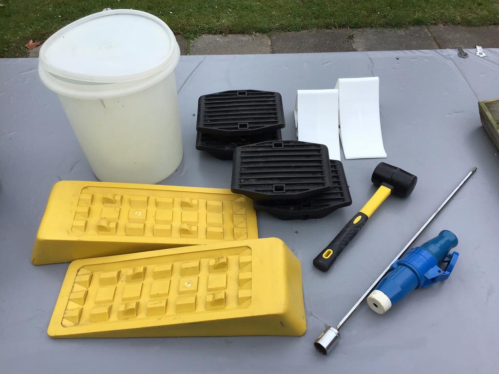 PootdraaiSleutel,Oprijblokken,StabilisatieVoetenTupperEmmer, Caravans en Kamperen, Caravan accessoires, Ophalen of Verzenden, Gebruikt
