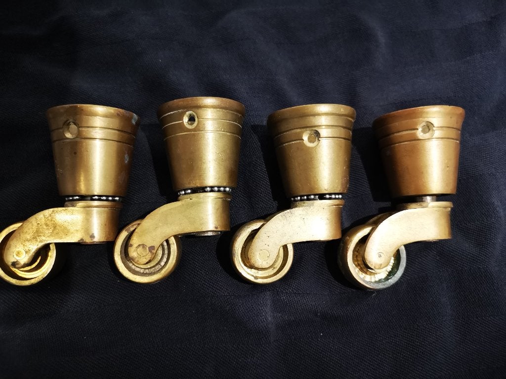 4 zware vintage messing meubelwieltjes, Ophalen