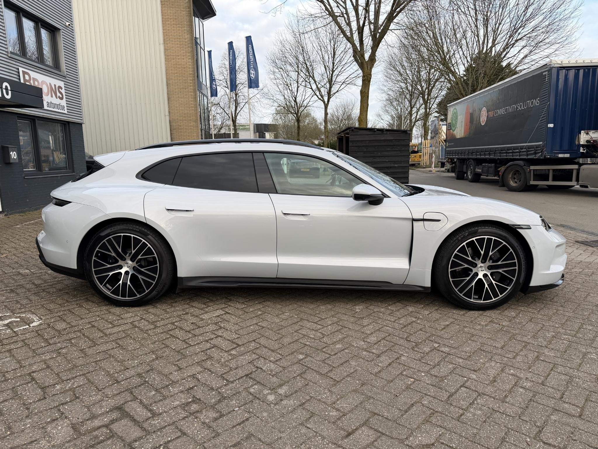 Foto 18 van Porsche Taycan Sport Turismo Black Edition 105 kWh luchtveri