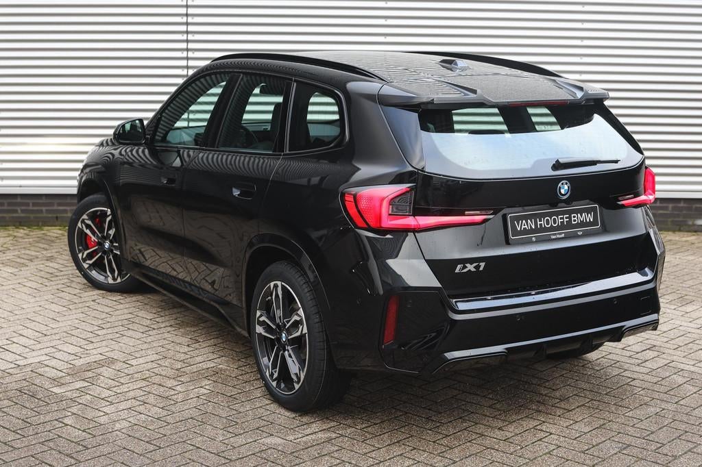 BMW iX1 eDrive20 M Sport / Trekhaak / Sportstoelen / Achteru, Zwart, Zwart, Metallic lak, Nieuw
