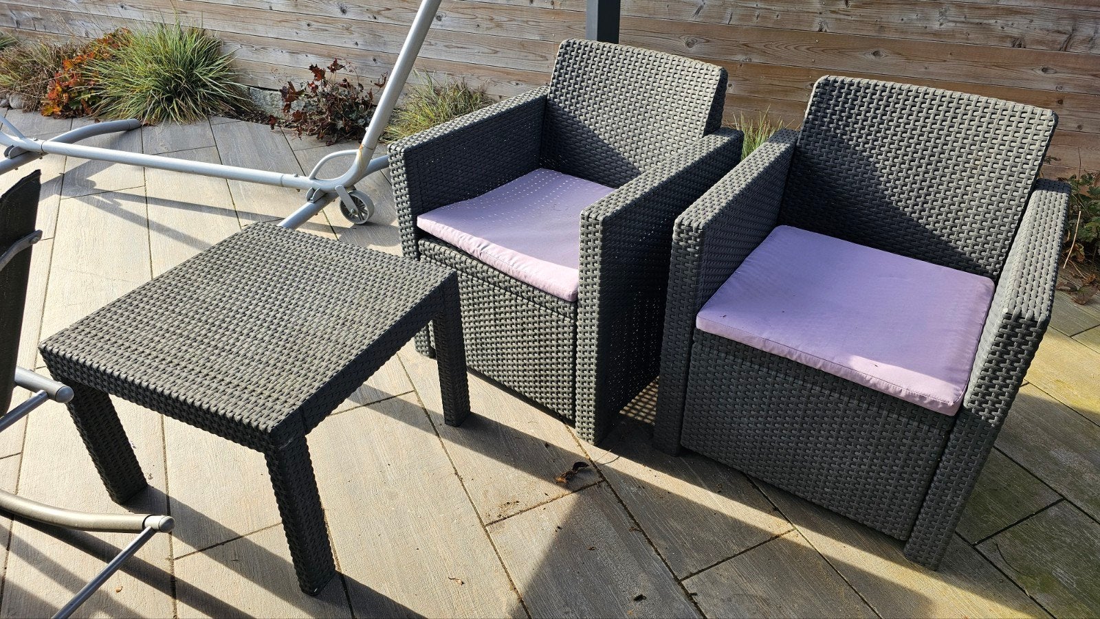 2 stoelen en tafeltje, Ophalen, Gebruikt, Kunststof, 2 zitplaatsen