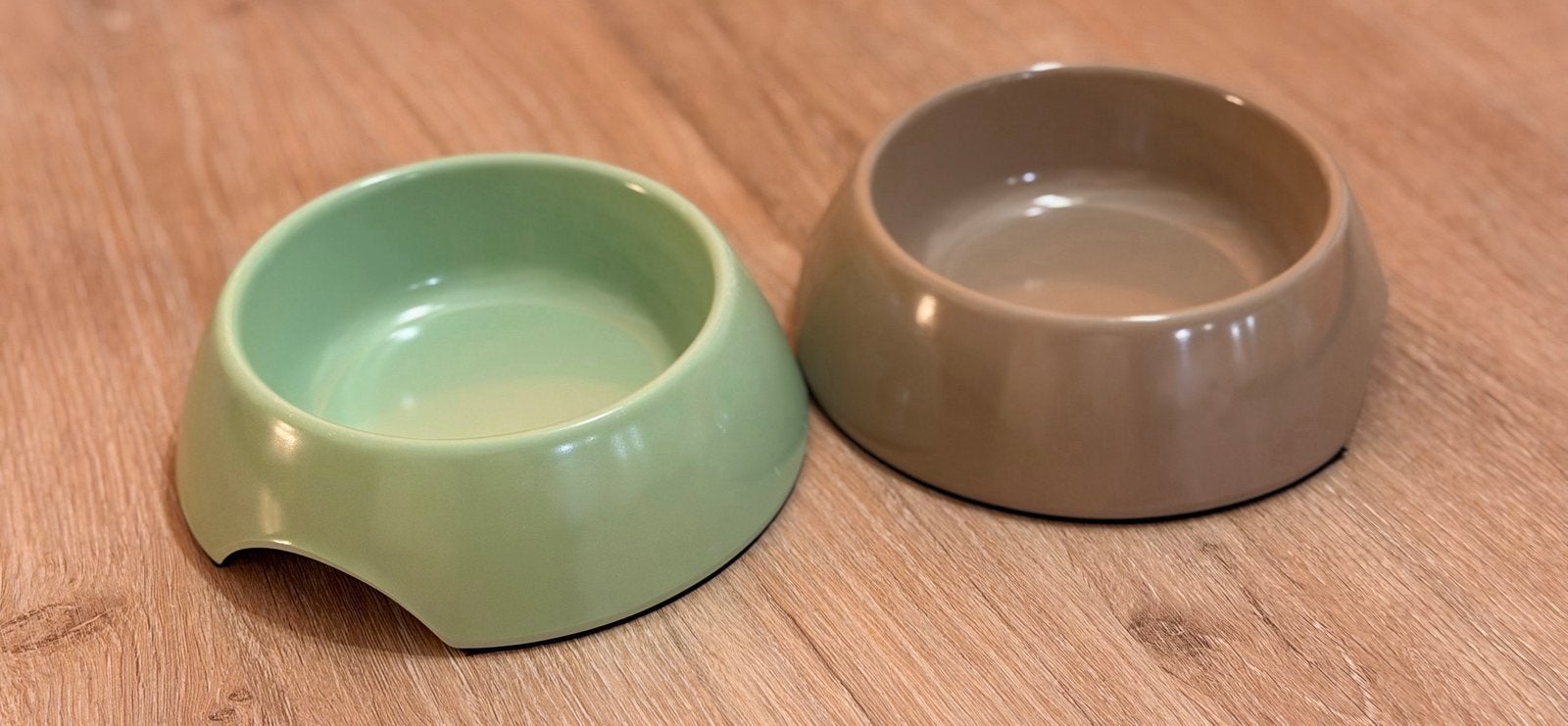 Voerbakjes katten plastic antislip groen en bruin, Dieren en Toebehoren, Ophalen of Verzenden, Gebruikt