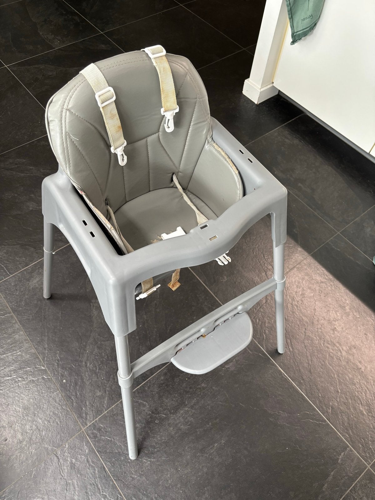Grijze kinderstoel met gordel en voetensteun, Kinderen en Baby's, Kinderstoelen, Ophalen, Gebruikt, Overige typen, Gordel(s)