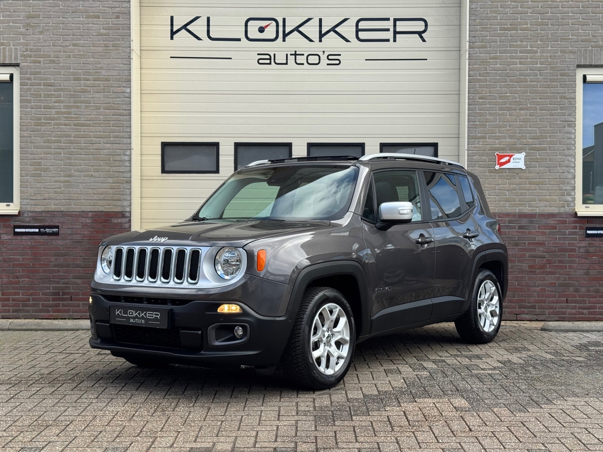 Jeep Renegade 1.4 MultiAir Limited Pano|Leder|Lane assist|Do, Auto's, Voorwielaandrijving, Dealer onderhouden, 136 pk, Gebruikt