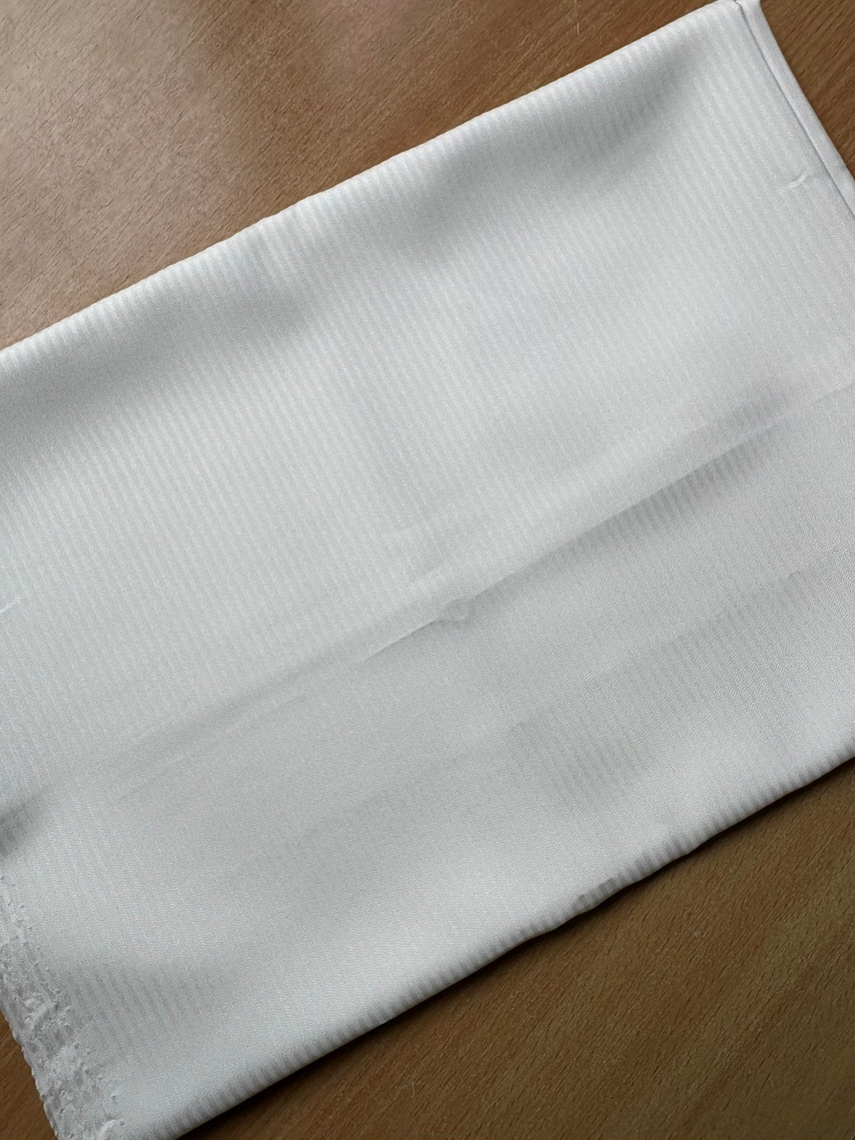 Witte viscose lap met subtiele streepjes. 150 x 150, Ophalen of Verzenden, Zo goed als nieuw