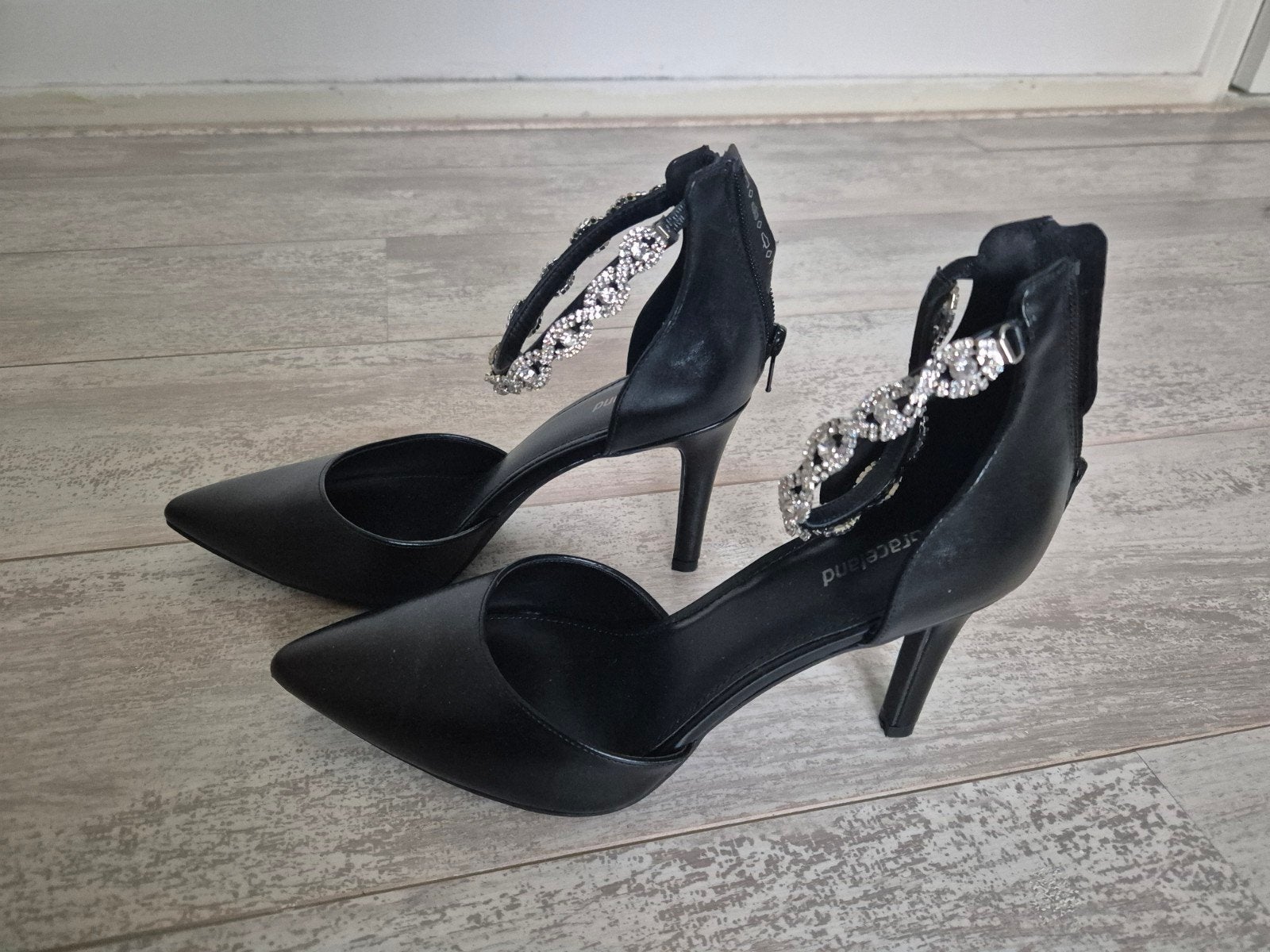Feestelijke zwarte pumps van Graceland met riempje van stras, Ophalen of Verzenden, Zo goed als nieuw, Zwart