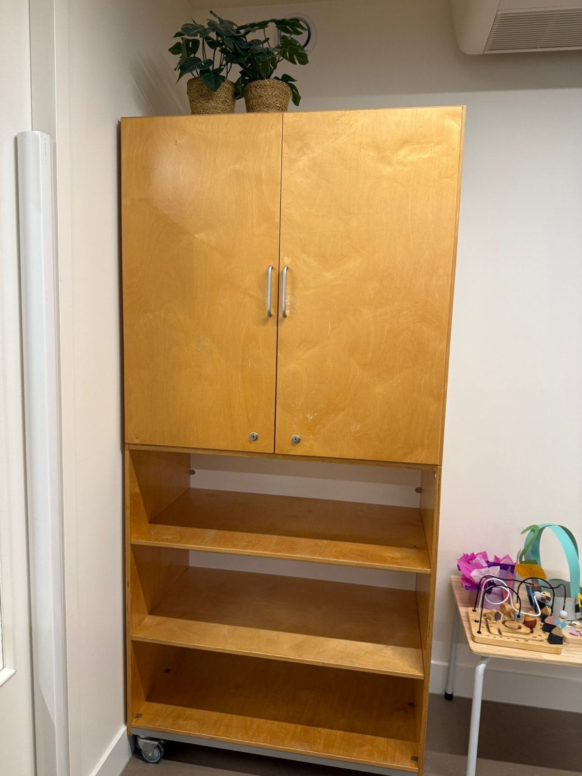 Houten kast met deuren en open vakken op wielen, Ophalen, Gebruikt