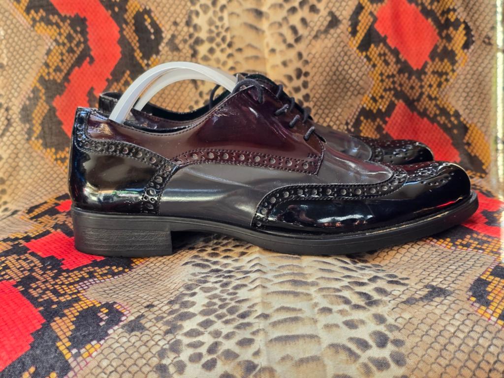 Fleur de Paris dames Lakleren Brogues Maat 40, Schoenen met lage hakken, Zwart, Ophalen of Verzenden, Zo goed als nieuw