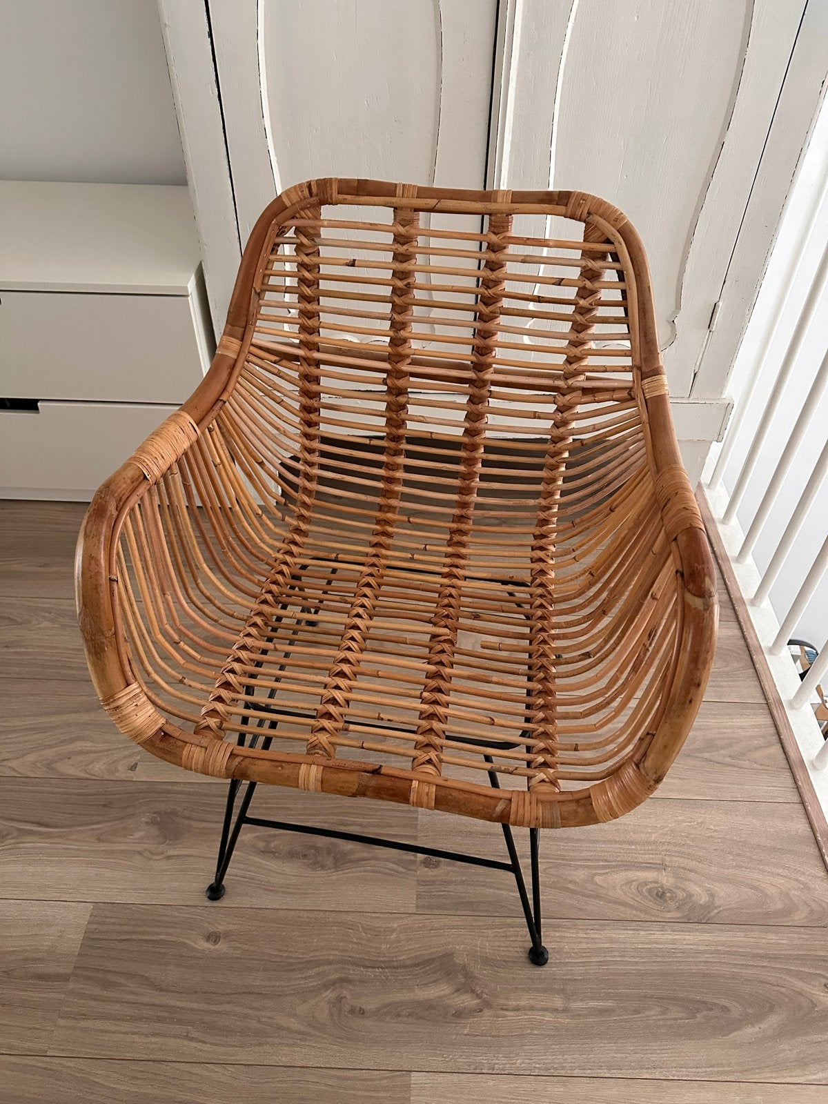 Rieten stoel met zwarte metalen poten, Huis en Inrichting, Ophalen, Gebruikt, Bruin, Riet of Rotan