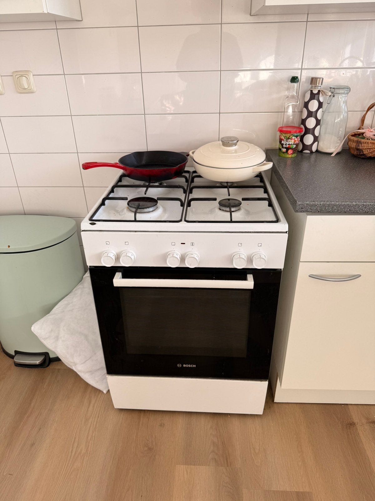 Bosch fornuis met oven – wit, Ophalen, 4 kookzones, Zo goed als nieuw, Gas