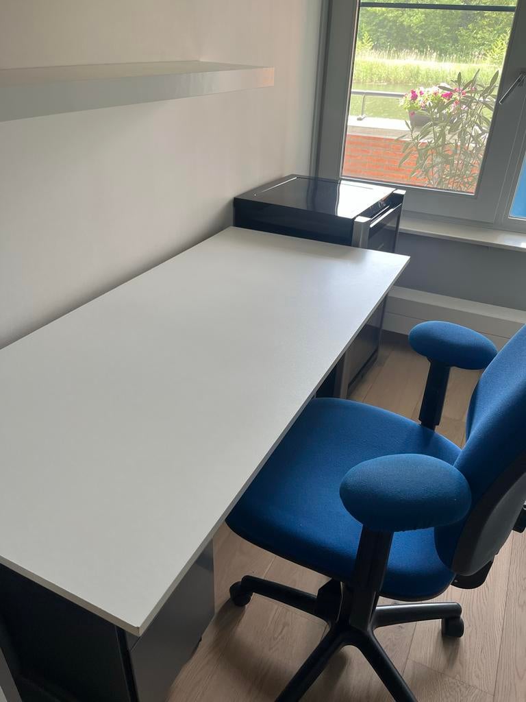 Wit bureau met CPU-houder en bureaustoel, Huis en Inrichting, Ophalen, Met lades, Spaanplaat of MDF, Zo goed als nieuw