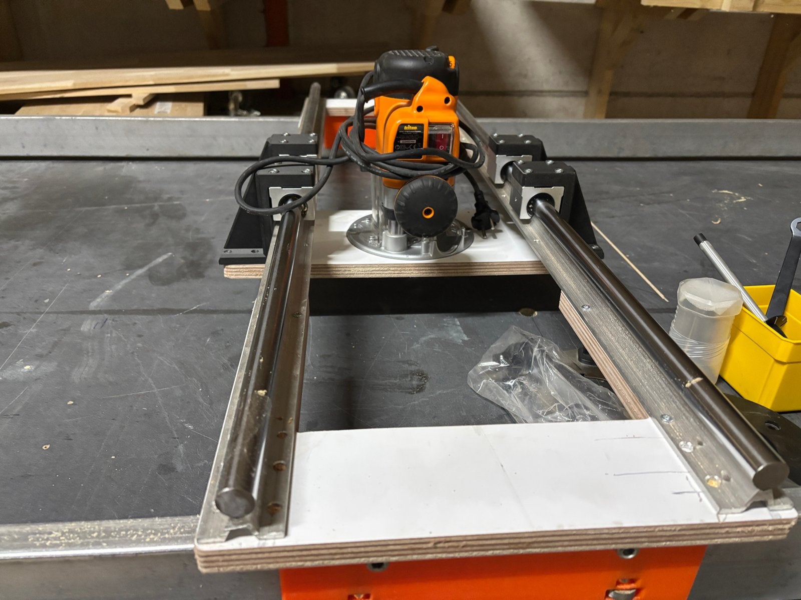Vlakfrees tafel met Triton JOF 001, Ophalen, Gebruikt, Elektrisch, Bovenfrees