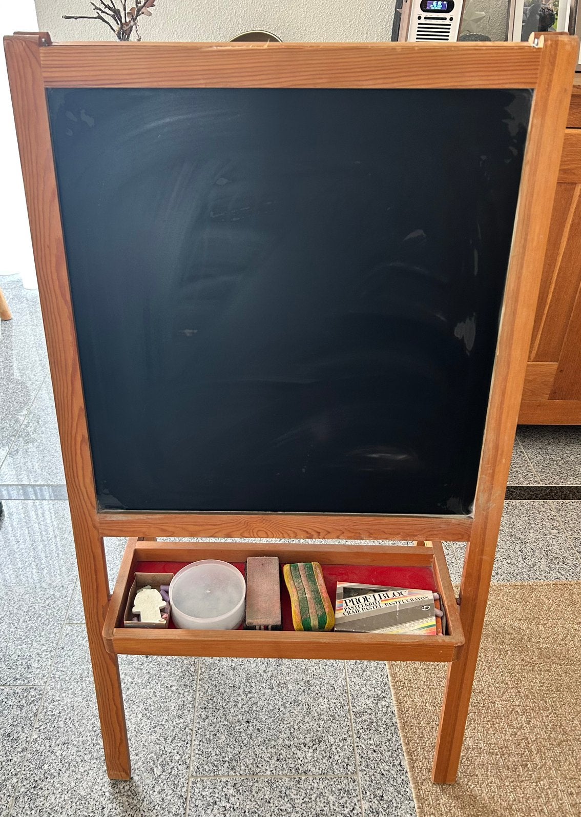Te koop:  Krijtbord /Whiteboard op houten standaard, Ophalen, Gebruikt, Krijtbord