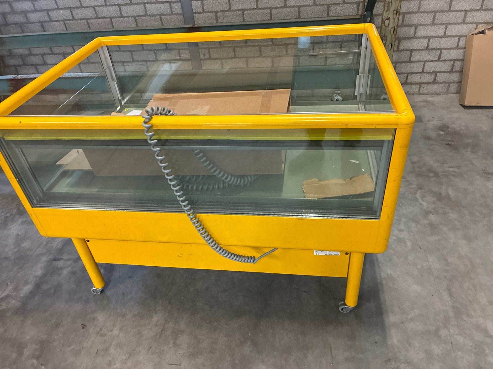 Carrier COC22 Koelvitrine - Geel, Gebruikt, 85 tot 120 cm, 200 liter of meer, 60 cm of meer, Ophalen of Verzenden